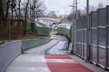 Przybywa asfaltu na kolejnych odcinkach drogi rowerowej na alei Wielkiej Wyspy.